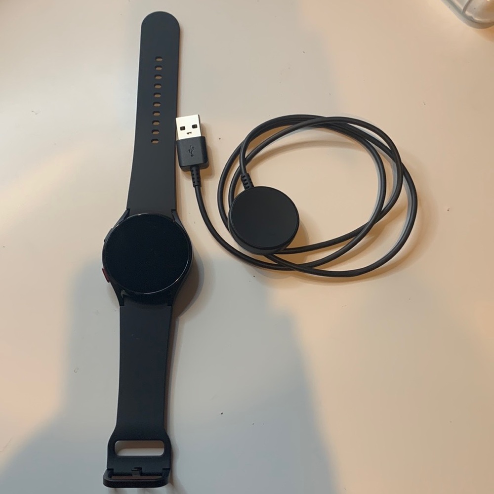 Samsung galaxy watch 4, with charger